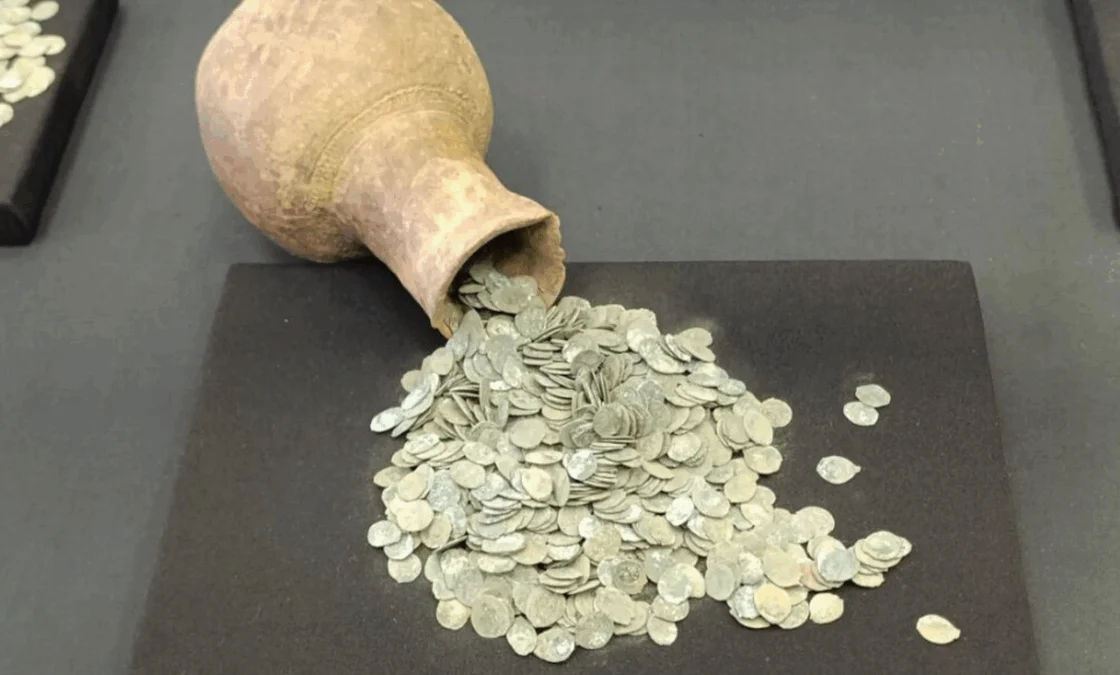 2.600 monete d'argento del '400 scoperte in una brocca intatta a Kolomna
