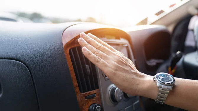 Abitacolo a 60 gradi: il gesto da fare per 60 secondi prima di accendere l'aria condizionata