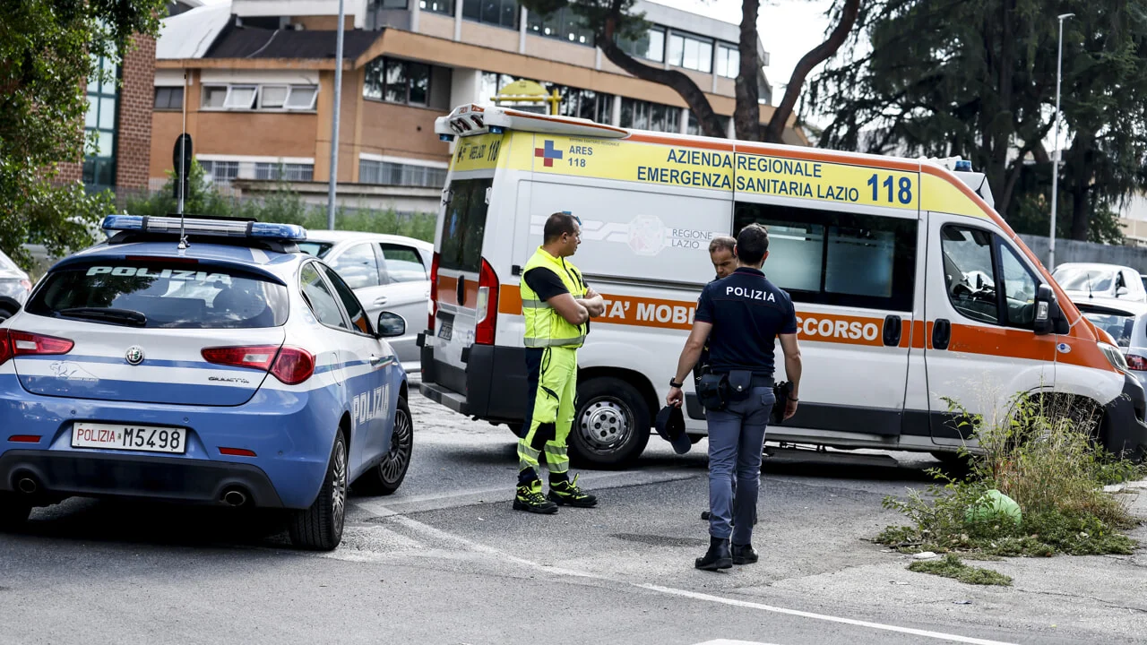 Accoltella l'ex moglie con 4 fendenti e fugge col figlio: 47enne arrestato dopo 7 ore
