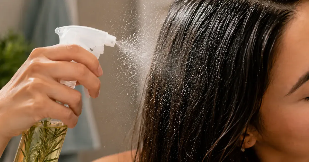 Acqua di rosmarino per capelli: la ricetta fai-da-te in 15 minuti con 3 rametti