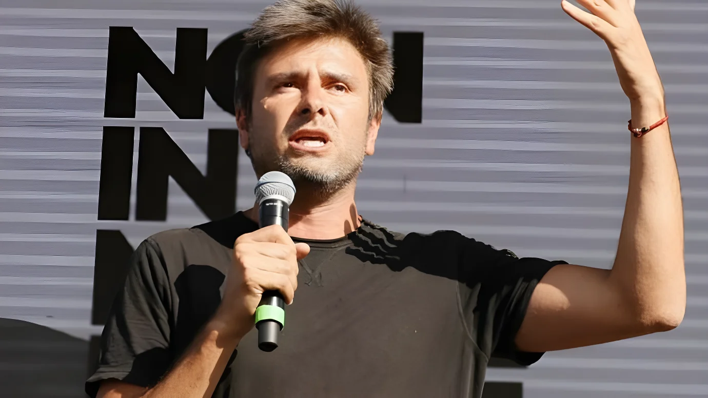 Alessandro di Battista rientra da Cuba a bordo di un’aeroambulanza: il 5 settembre l’arrivo in Italia. E scrive un post su Gaza: “Il genocidio continua”
