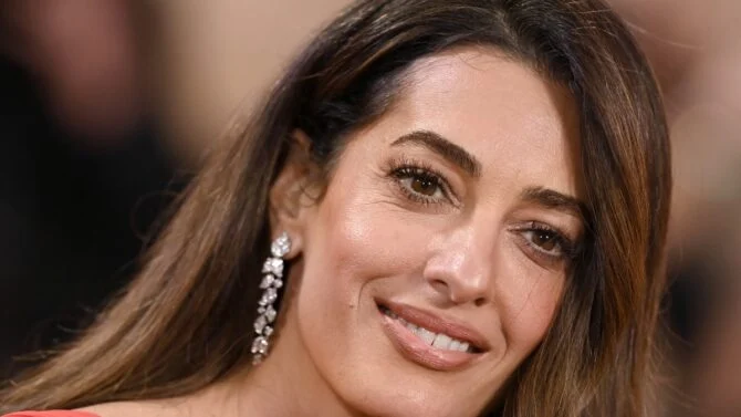 Amal Clooney a 48 anni: la routine con 20 minuti di pesi, pilates e dieta mediterranea