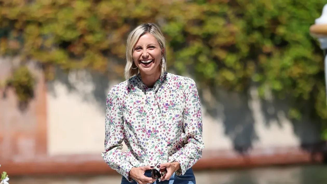 Anna Ferzetti a Venezia 2026: jeans a palazzo e décolleté Gucci da 950 euro per il suo arrivo al Lido