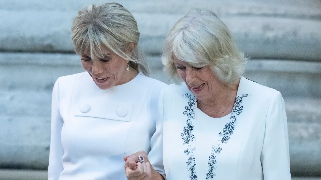 Arazzo di Bayeux a Londra: Camilla e Brigitte Macron coordinate in total white al British Museum