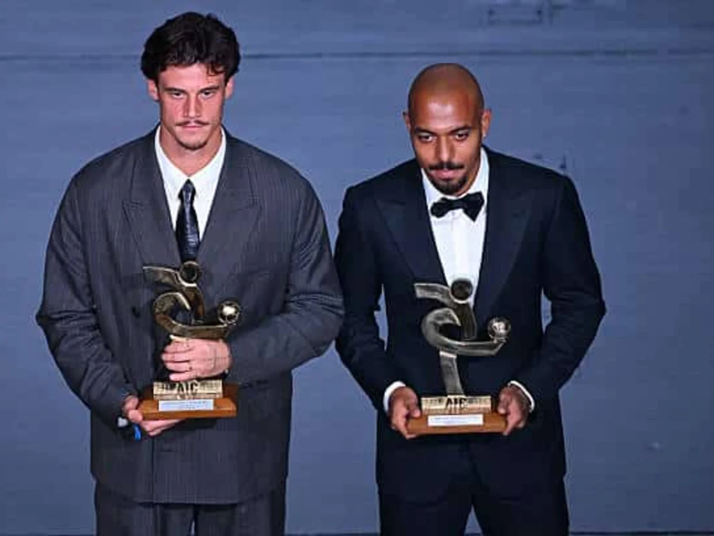 Article image:Svilar and Malen awarded top prizes for Serie A 25/26, Svilar: “I really wanted to stay at Roma.”