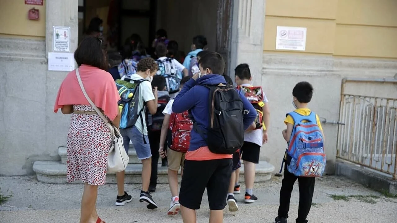 Aule roventi e allerta meteo: scatta lo stop ai grembiuli a scuola per proteggere gli alunni dal caldo