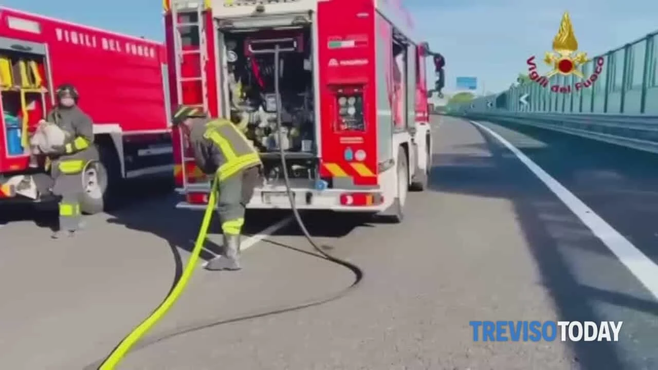 Auto in fiamme sulla A27 verso Belluno: 7 vigili del fuoco mobilitati e corsia bloccata