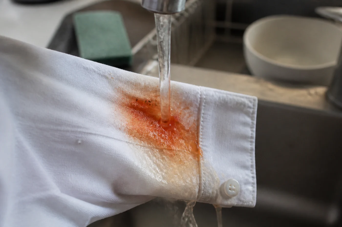 Basta un getto d'acqua per cancellare le macchie: il tessuto che taglia dell'82% consumi ed energia