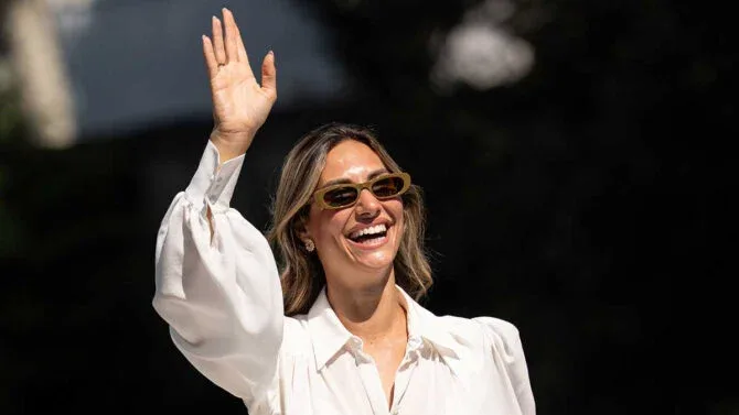 Beatrice Valli a Venezia: il look Phaeonia con pantaloni beige e 7 modelli per l'autunno