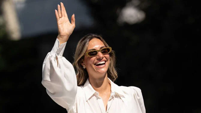 Beatrice Valli sbarca a Venezia con pantaloni beige Phaeonia: 7 modelli per replicare il look