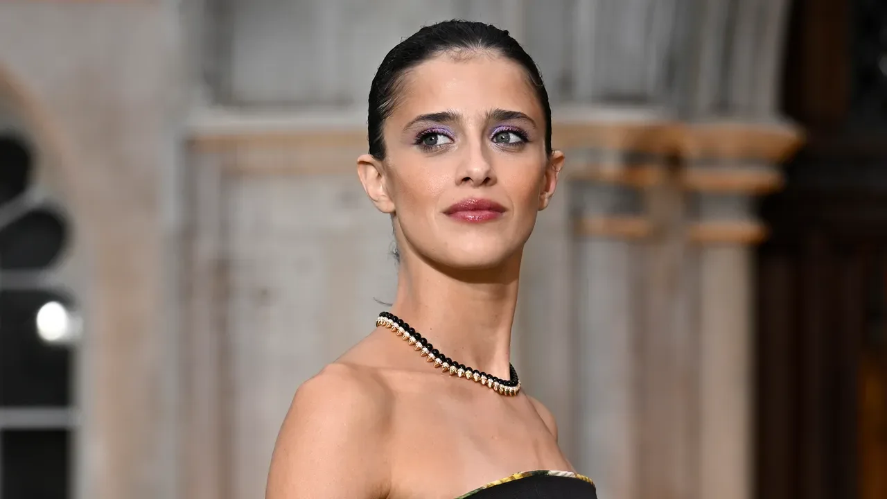 Benedetta Porcaroli a Londra per The Gentlemen 2: i dettagli dell'abito custom Prada con gioielli Cartier