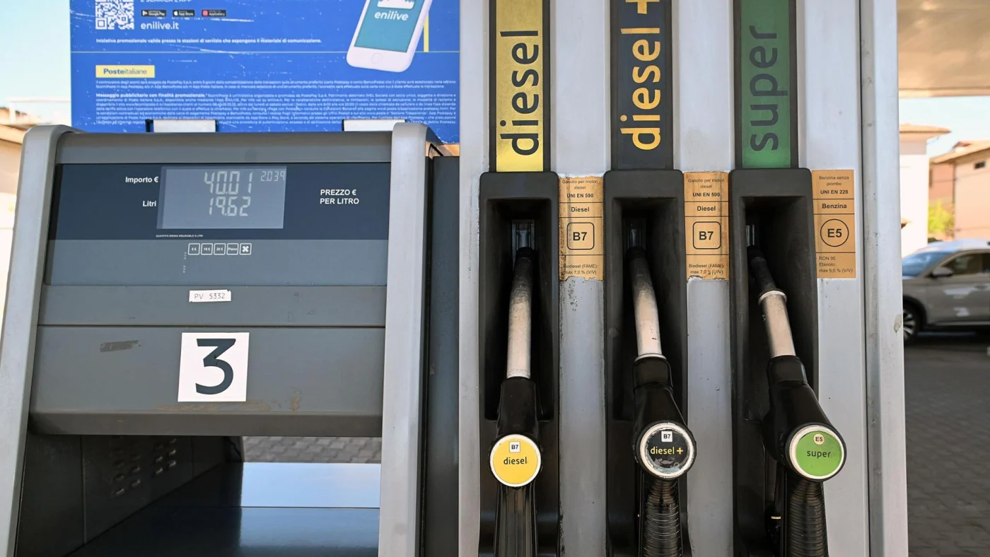 Benzina a 2,039 euro e diesel a 2,147: i nuovi prezzi medi Mimit e l'allarme stangata