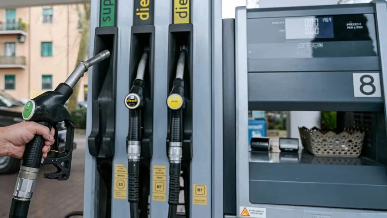Benzina a 2,039 euro e diesel a 2,147: scade lo sconto di 17 centesimi, il piano del governo