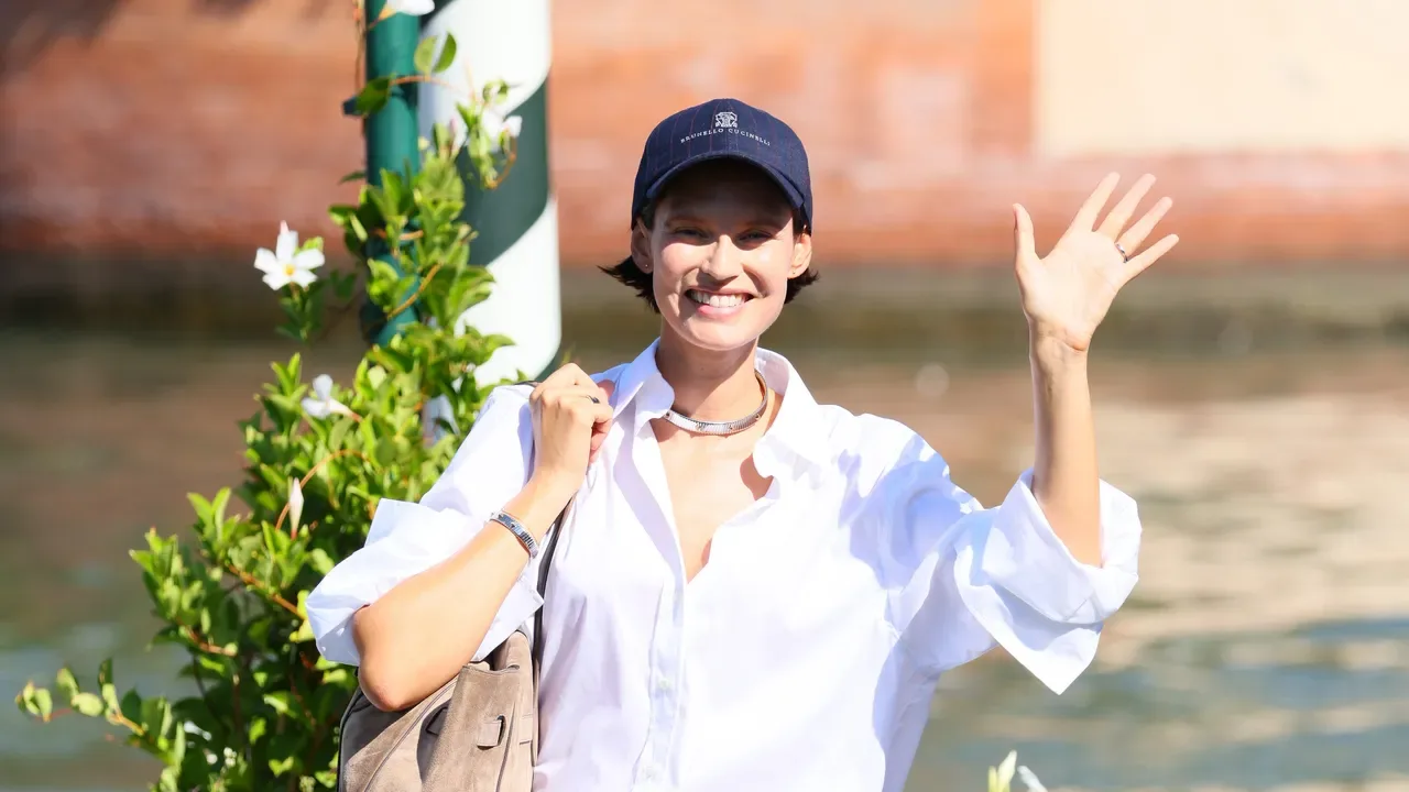 Bianca Balti sbarca a Venezia: il look Brunello Cucinelli con jeans baggy e borsa in suede