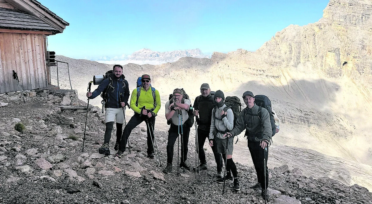 Bivacco della Pace devastato: rimossi 5 sacchi da 50 litri di rifiuti e deiezioni a Cortina