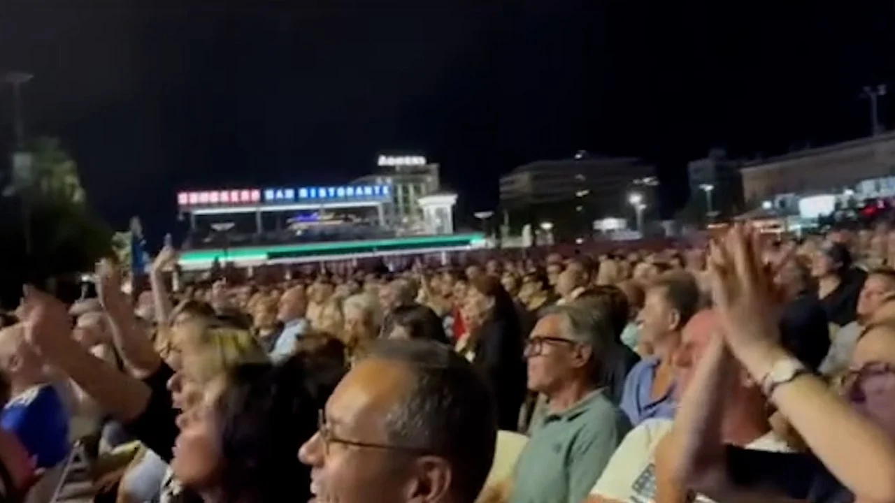 Blackout al concerto dei Pooh a Rimini: la musica si ferma in piazzale Roma ma la piazza canta a cappella