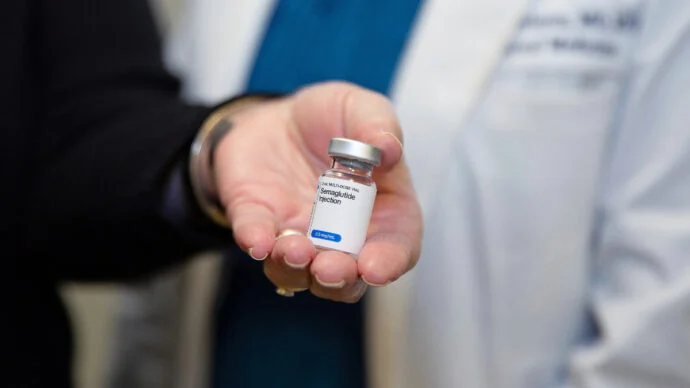 Boom di acquisti di farmaci dimagranti, l’allarme degli esperti: “Non sono una scorciatoia estetica, hanno effetti molto potenti ecco cosa si rischia ad usarli senza una diagnosi”