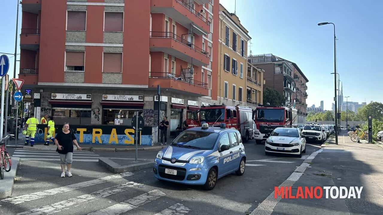 Calcinacci sul treno e linea elettrica tranciata a Milano: evacuate 400 persone nel Passante