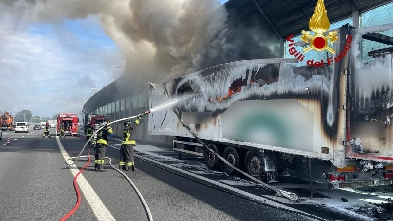 Camion in fiamme sulla Tangenziale Ovest di Milano: 4 km di coda all'alba sulla A50