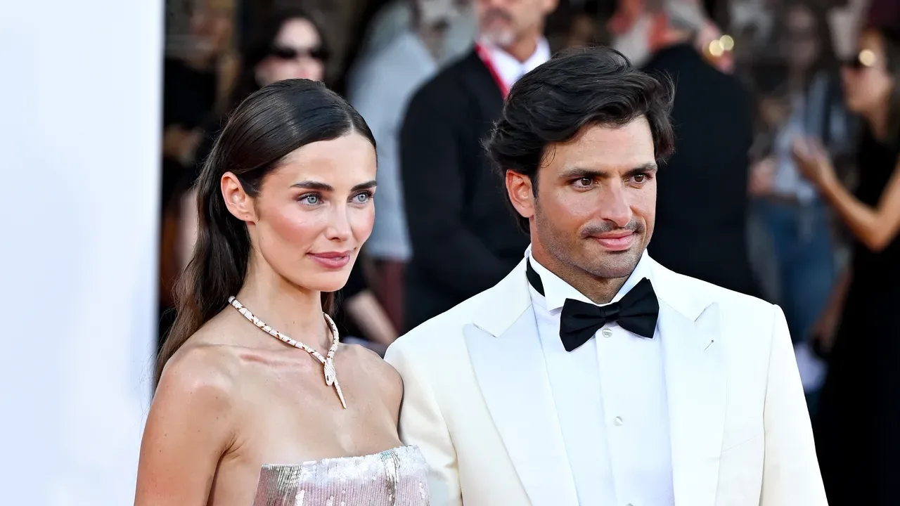 Carlos Sainz e Rebecca Donaldson al Festival di Venezia 2026: i dettagli dei look Armani e Bulgari del 2 settembre
