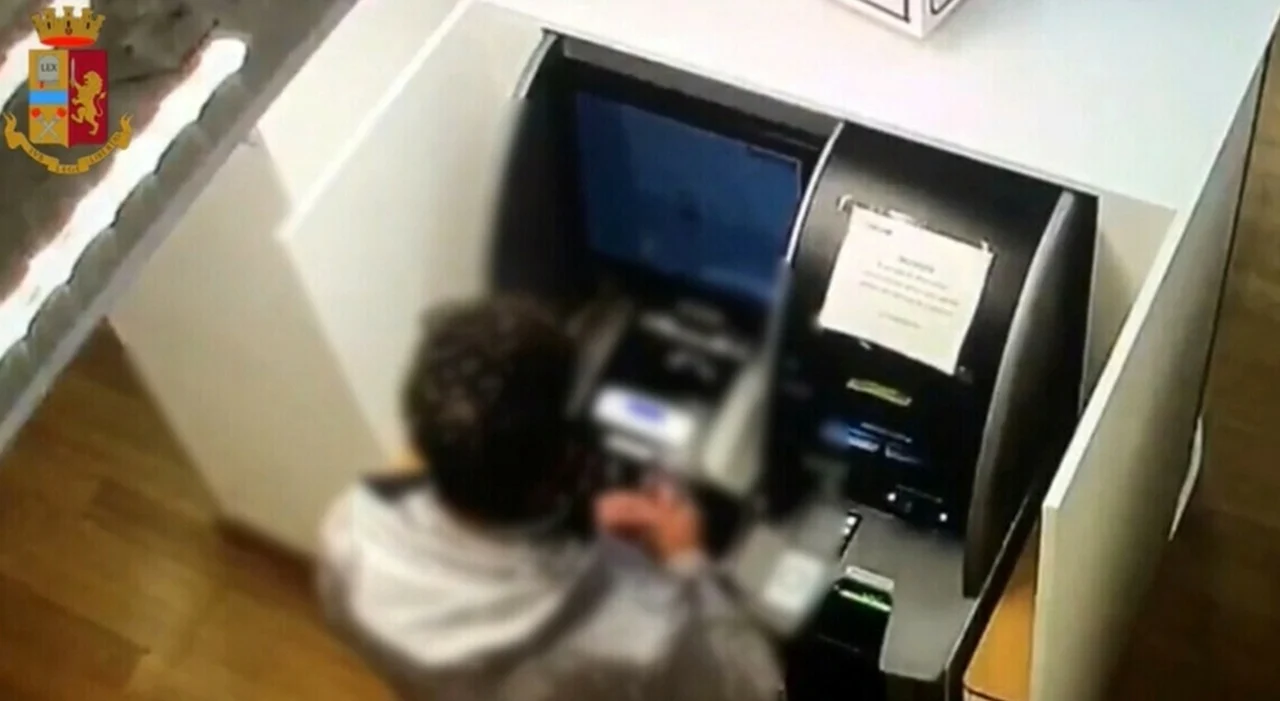 Cash trapping al bancomat: cos'è la truffa della linguetta adesiva e come blocca le banconote