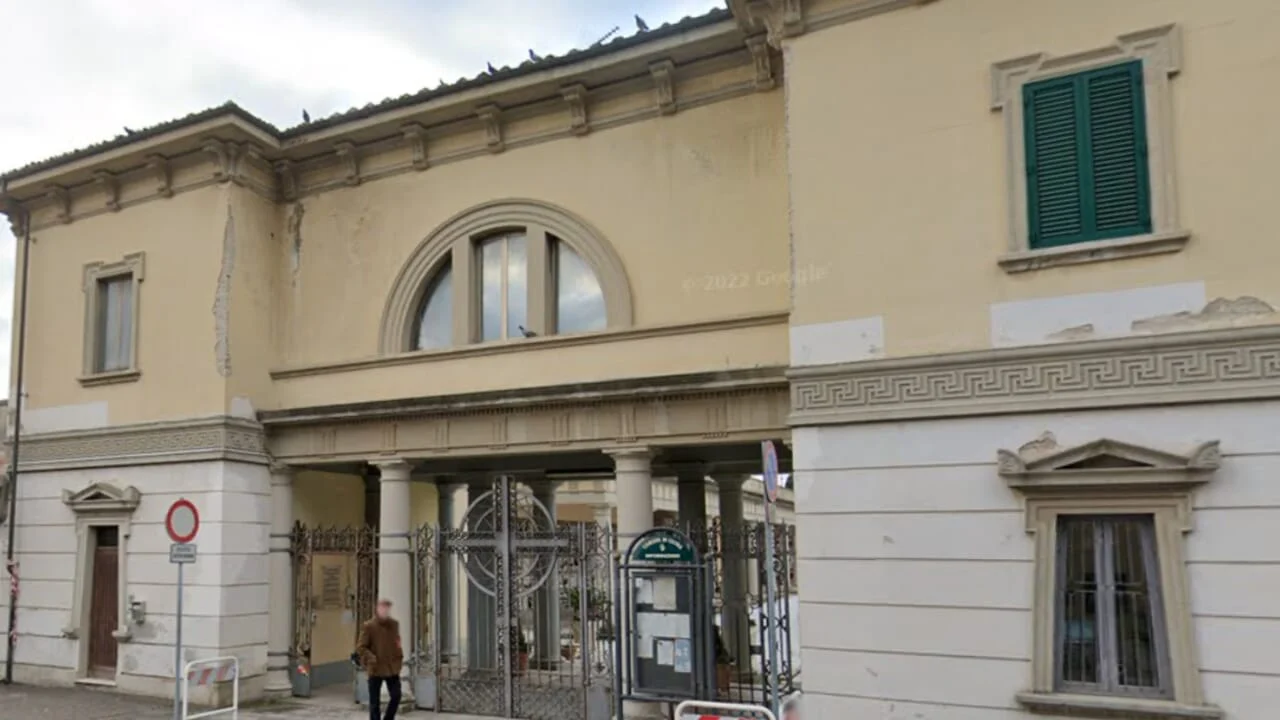 Cecina, 4 addetti del cimitero senza stipendio da due mesi e mezzo: rescisso l'appalto