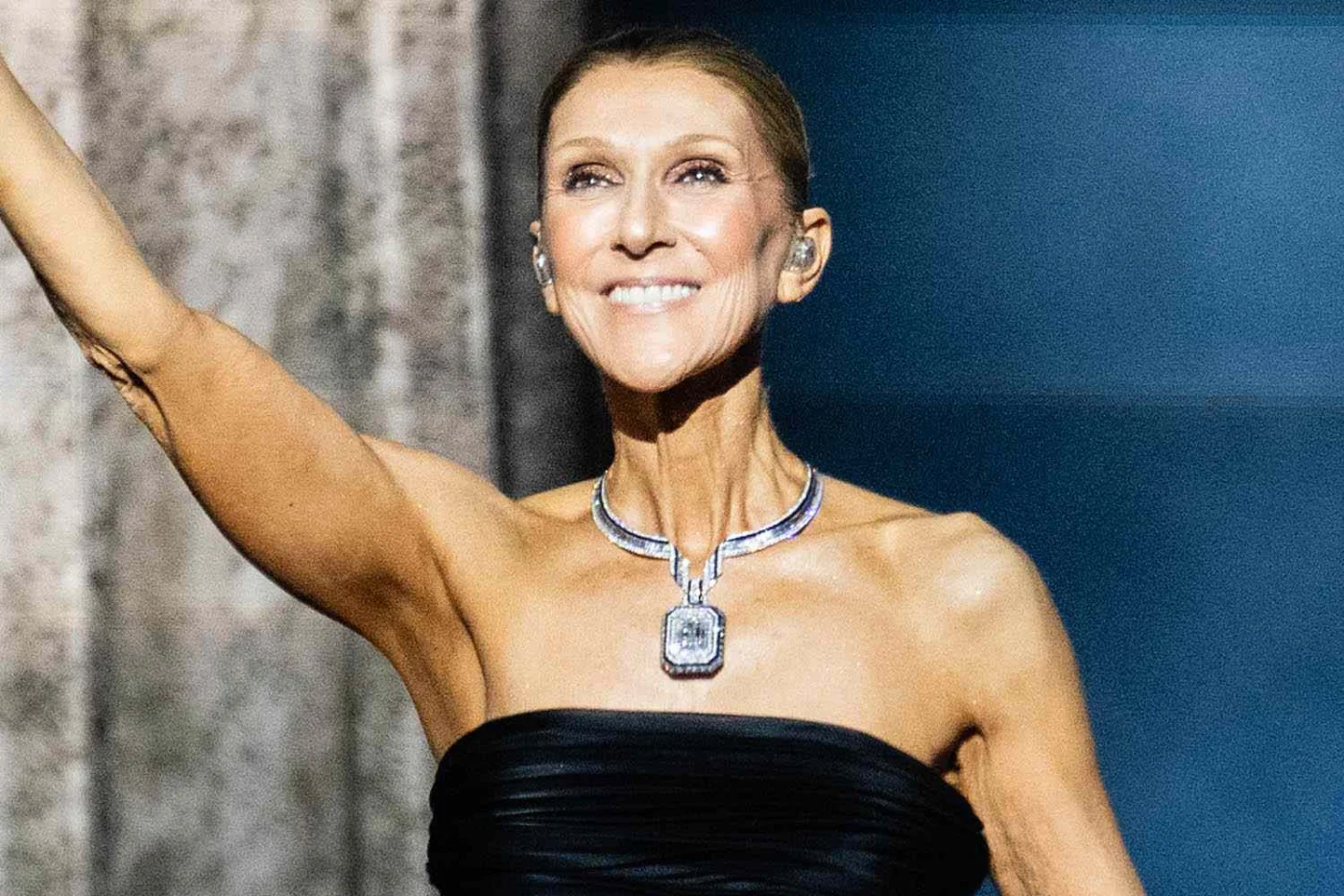 Céline Dion torna sul palco: show a Parigi con un diamante Boucheron da oltre 10 carati