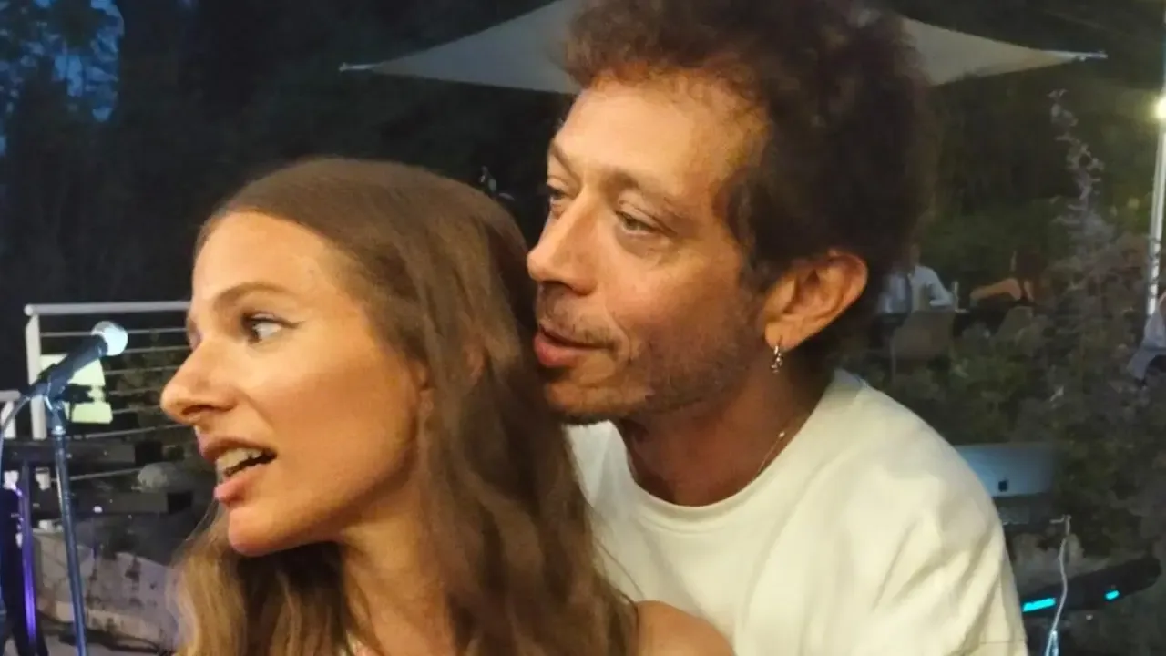 Clara "Clari" Rossi incanta tutti durante la presentazione del suo singolo. C