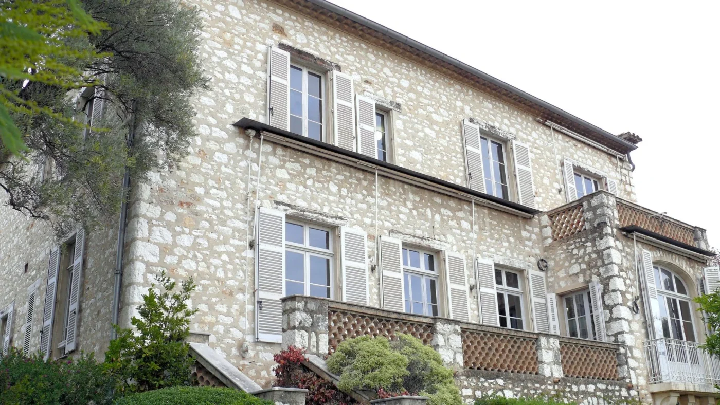 Colpo da 9 milioni al Museo Renoir: rubate 4 opere nella notte, una ritrovata durante la fuga