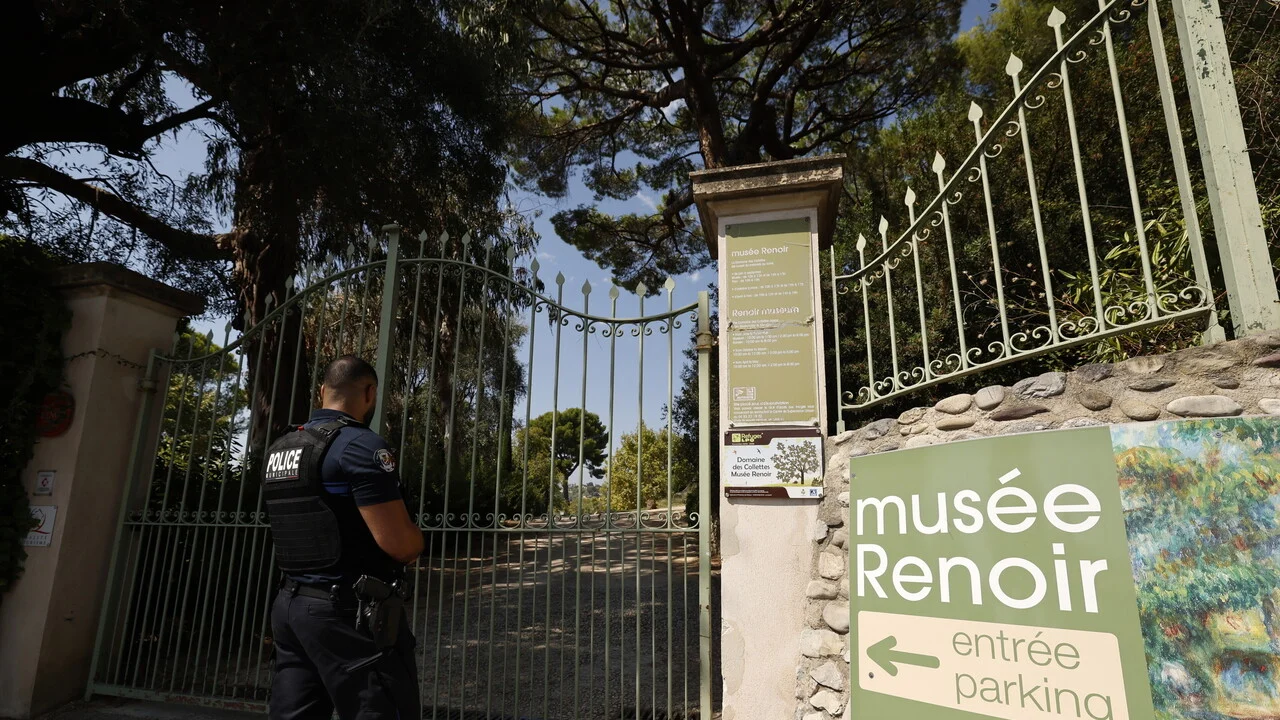 Colpo lampo al museo di Renoir: rubano 4 capolavori, ma la fuga fallisce per l'arrivo del cane poliziotto