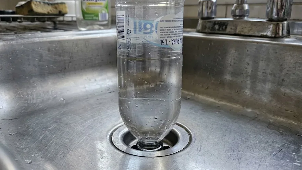 Come sturare il lavandino con una bottiglia di plastica da 1,5 litri e la pressione dell'acqua