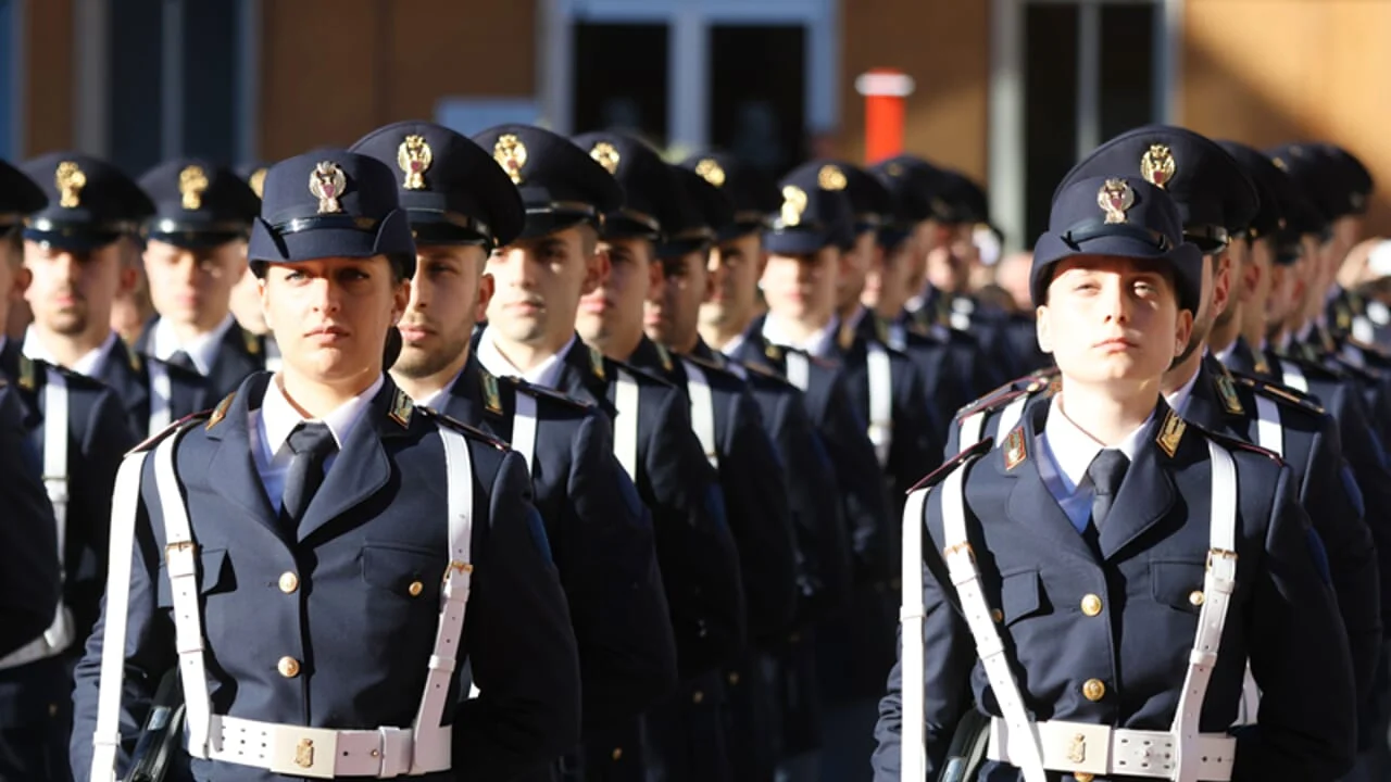 Concorso Polizia, l'Ue boccia l'esclusione per tatuaggi sul polpaccio: «L'obbligo della gonna discrimina le donne»