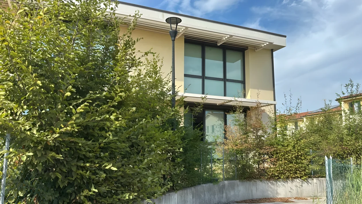 40 vetrate distrutte a sassate alla scuola primaria di Volpago: danni per 20mila euro