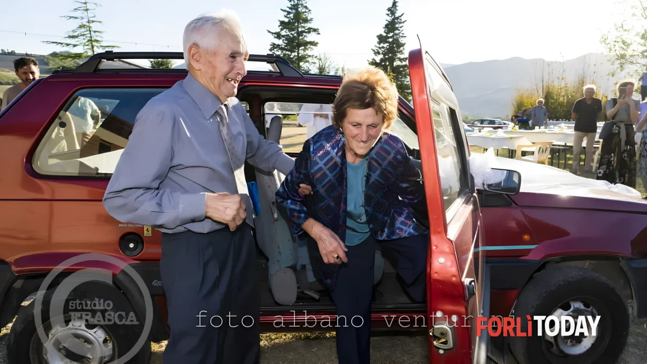 75 anni di matrimonio insieme: Mario e Delia festeggiano l'anniversario arrivando in Panda 4x4