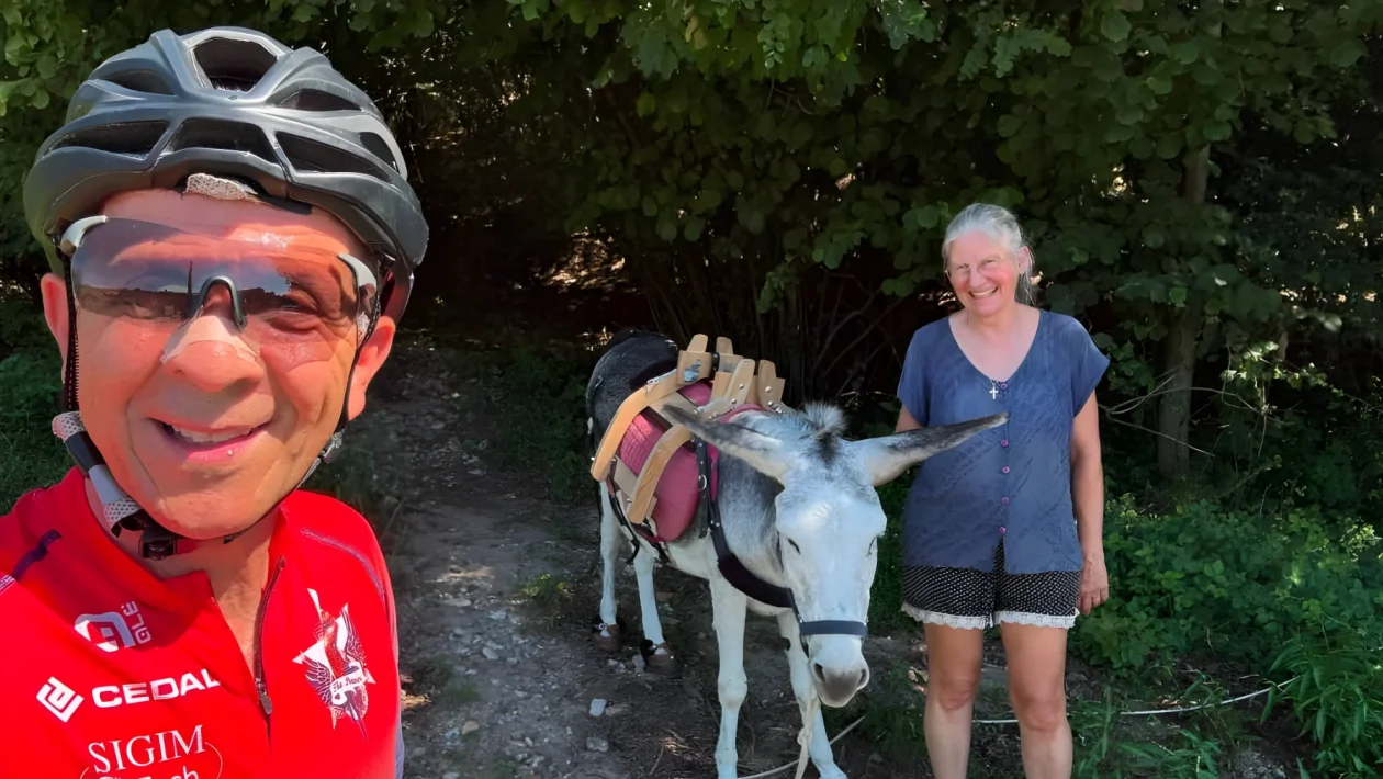 A piedi da Zurigo a Roma con l'asina Gina: la sosta di Cristina dopo oltre 20 km in Valle Olona