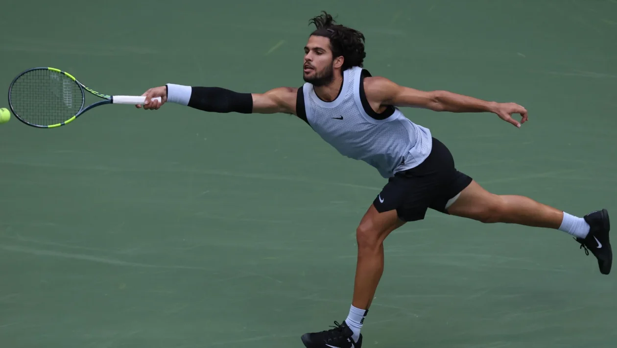 Alcaraz batte Paul in 3 set e vola ai quarti dello US Open: "Voglio giocare altri 15 anni"