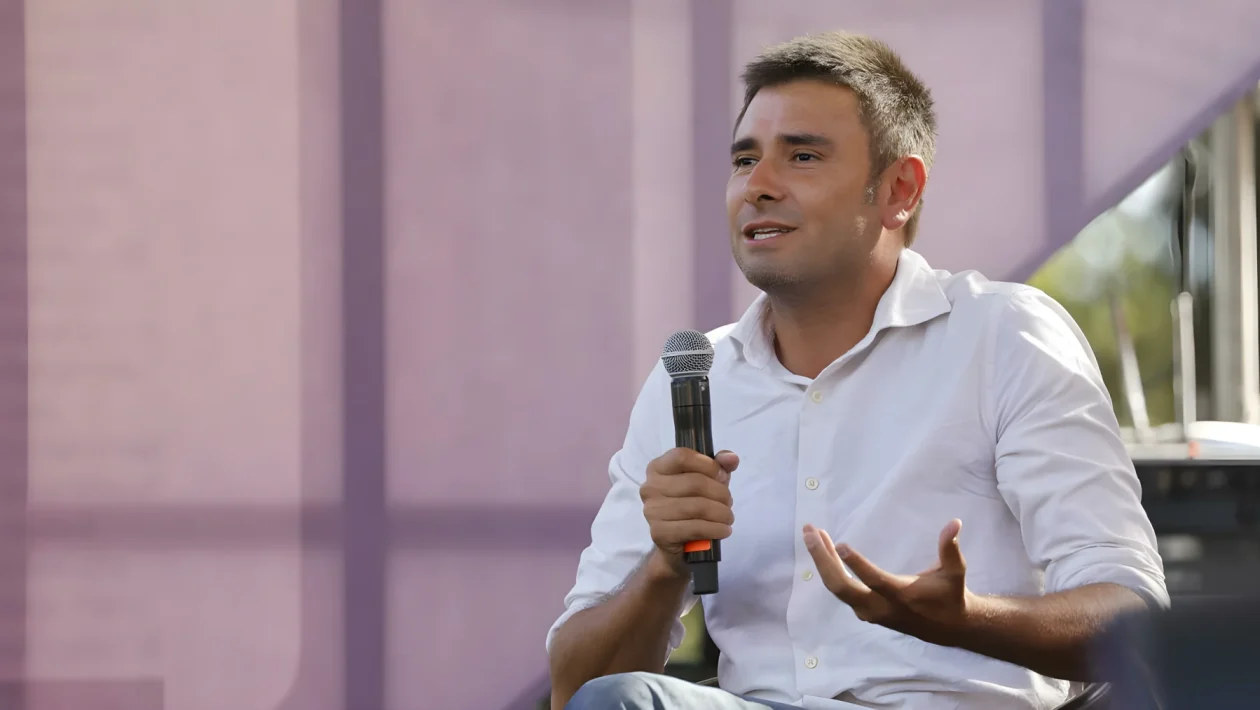 Alessandro Di Battista operato a Cuba: rinviato il rientro in Italia dopo il trasferimento all'Avana