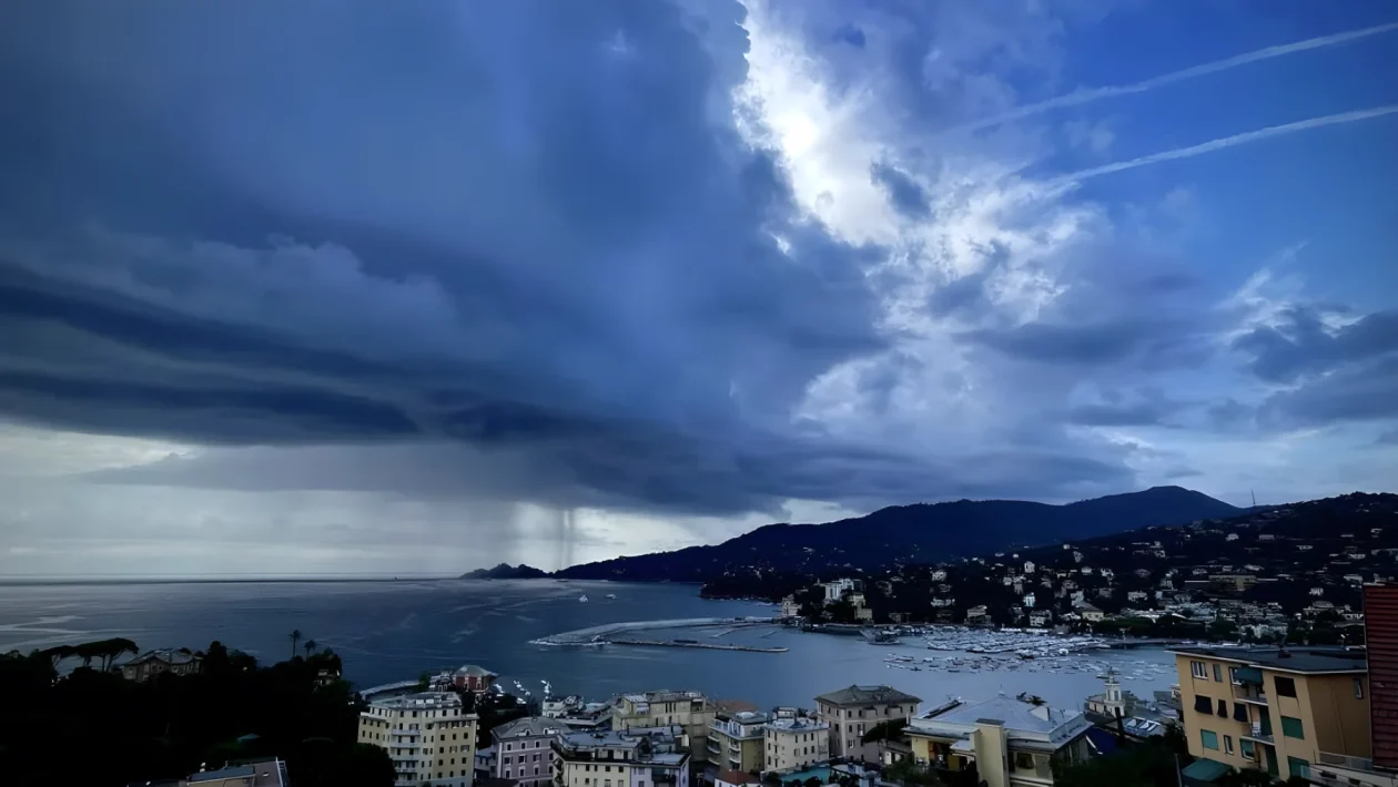 Allerta meteo arancione in Liguria: temporali persistenti e rischio allagamenti lampo su tre zone regionali