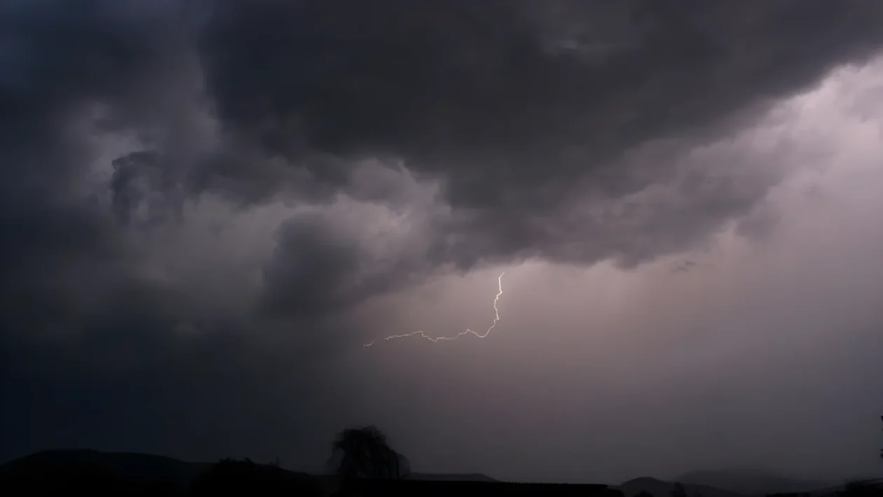 Allerta meteo arancione su 3 regioni: temporali violenti, grandine e rischio allagamenti a Milano