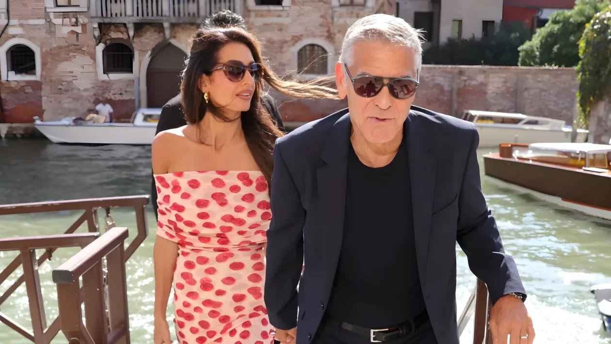 Amal Clooney a Venezia: l'abito Stella McCartney dipinto a mano e i mules da 825 euro