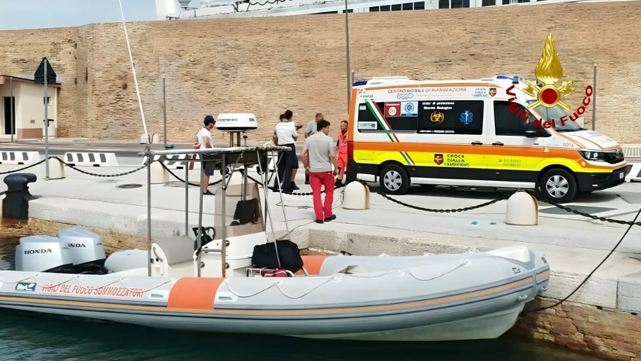 Ancona, resta bloccata sullo scoglio al Passetto: scatta il salvataggio d'urgenza via mare