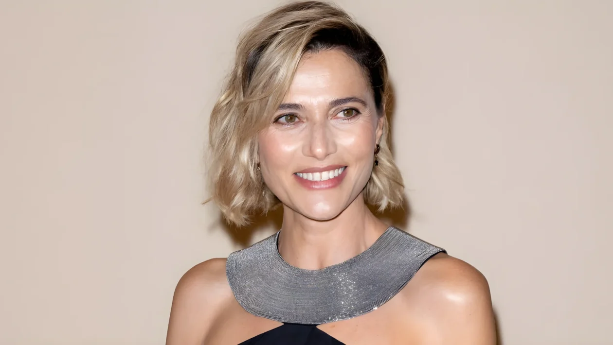 Anna Foglietta a Venezia a 47 anni: il nuovo pixie cut scalato con ciuffo laterale