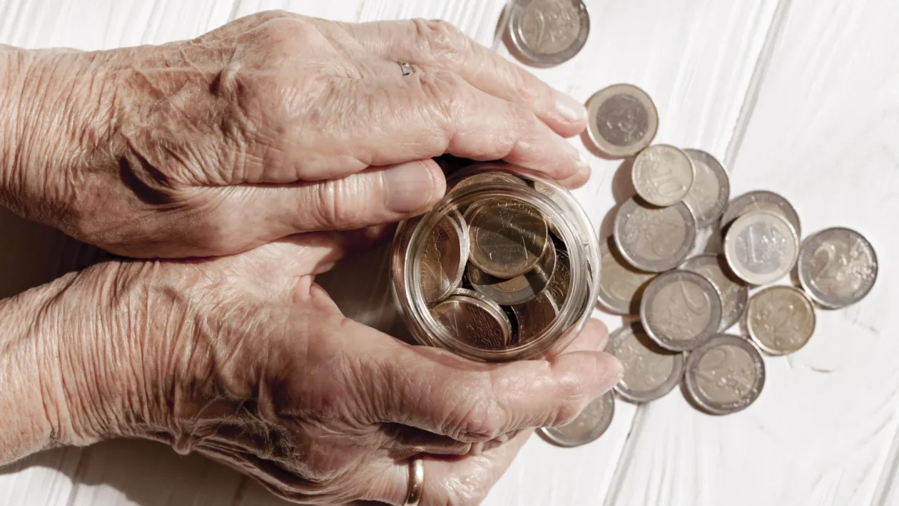 Ape sociale fino a 1.500 euro verso il bivio: cosa rischia l'uscita anticipata a 63 anni