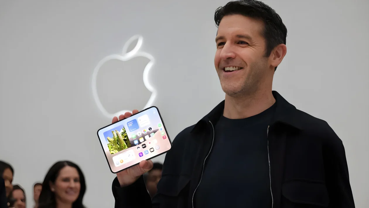 Apple svela iPhone Duo: il primo pieghevole senza piega e la svolta del nuovo Ceo John Ternus
