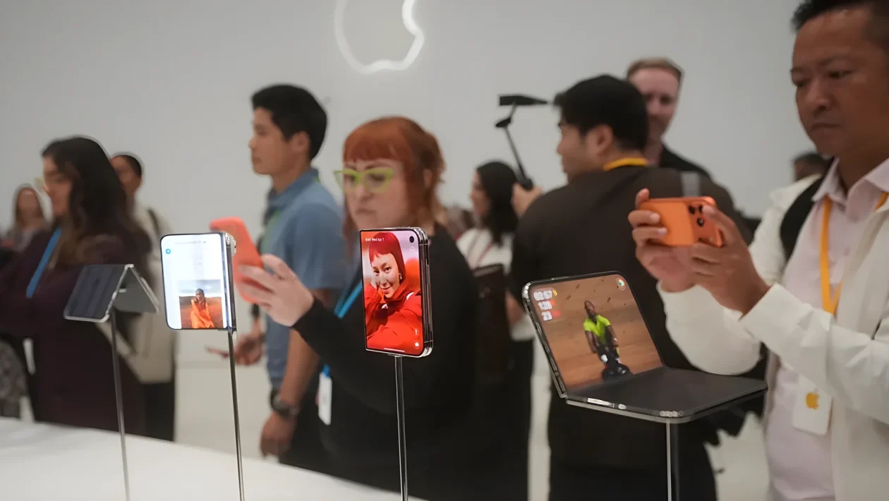 Apple svela l'iPhone Duo da 1.999 dollari: debutta il primo pieghevole con schermo da 7,6 pollici