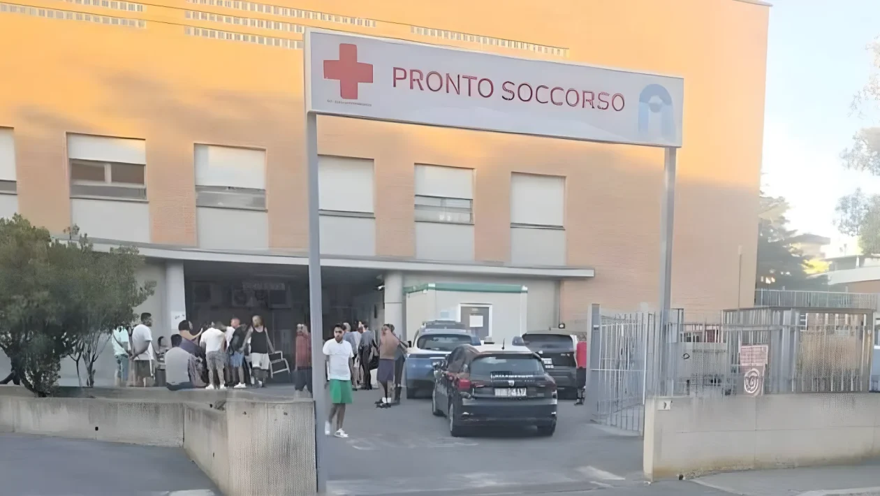 Aprilia, 30 persone assediano il pronto soccorso dopo un decesso: 5 pattuglie mobilitate per fermare il caos