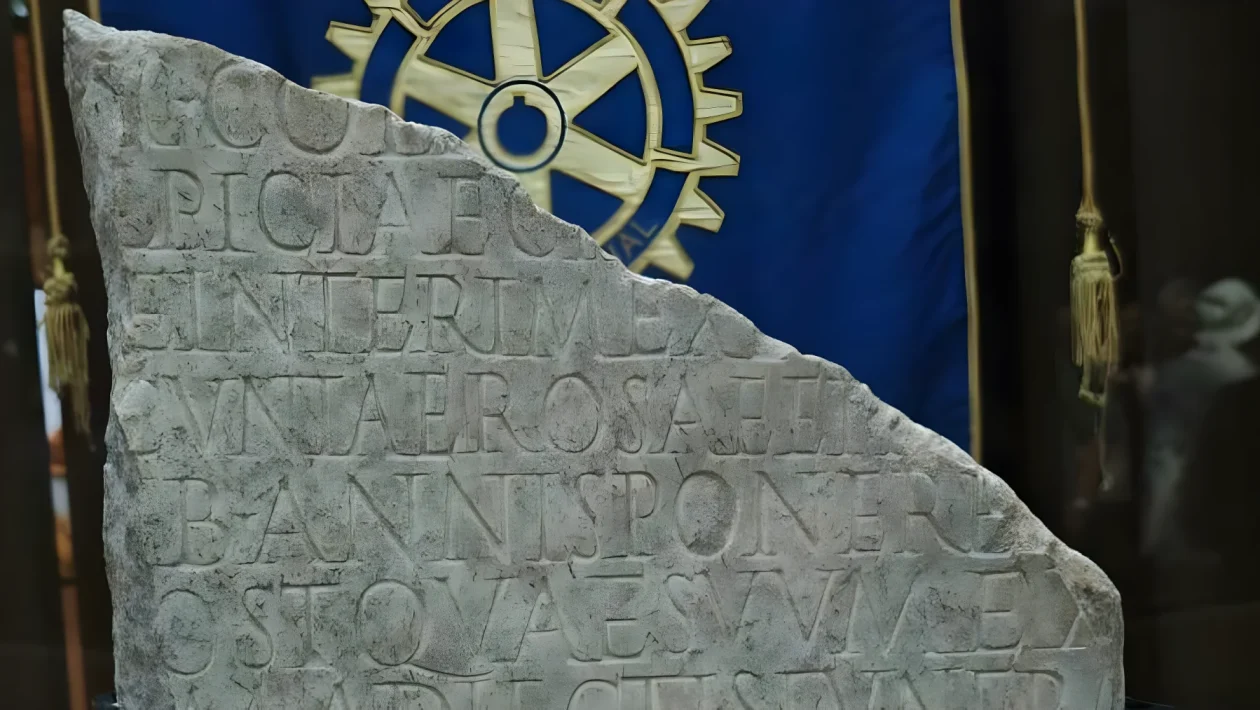 Ariano nel Polesine: la Stele delle Rose svela il culto funerario e i 400 sesterzi per Sulpicia