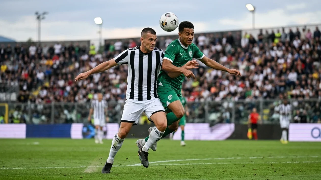 Azione di gioco durante la sfida di Serie B tra Ascoli e Avellino allo stadio Del Duca
