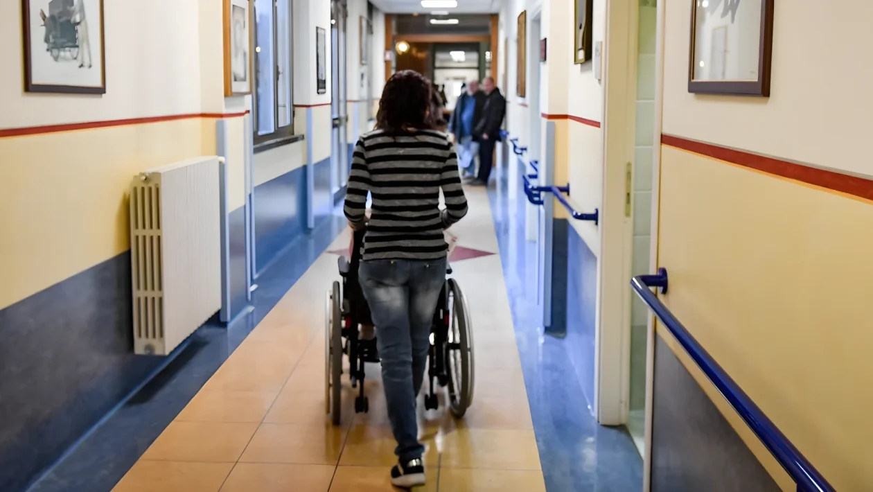 Assegno da 500 euro e solo 8 hospice in Italia: l'impatto dell'assistenza h24 alle famiglie con figli disabili