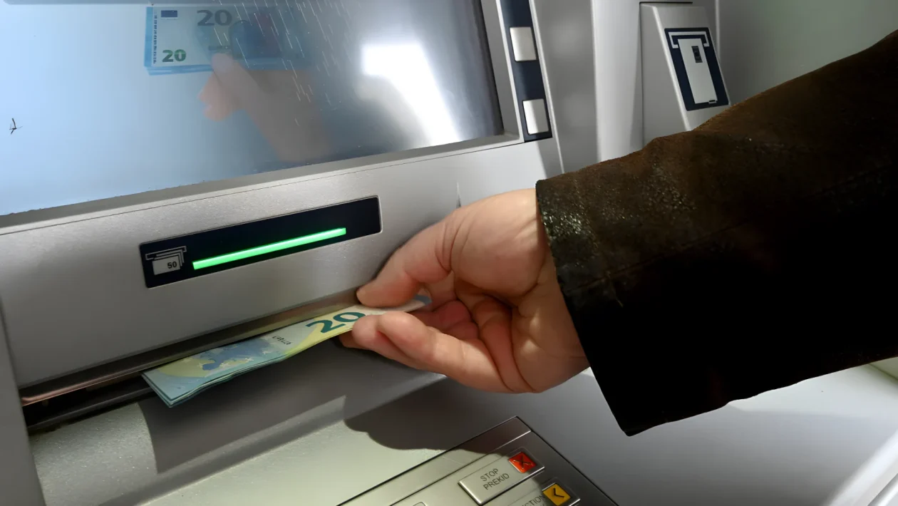 Bancomat manomesso a Cesano per 50 euro: come funziona la trappola del cash trapping